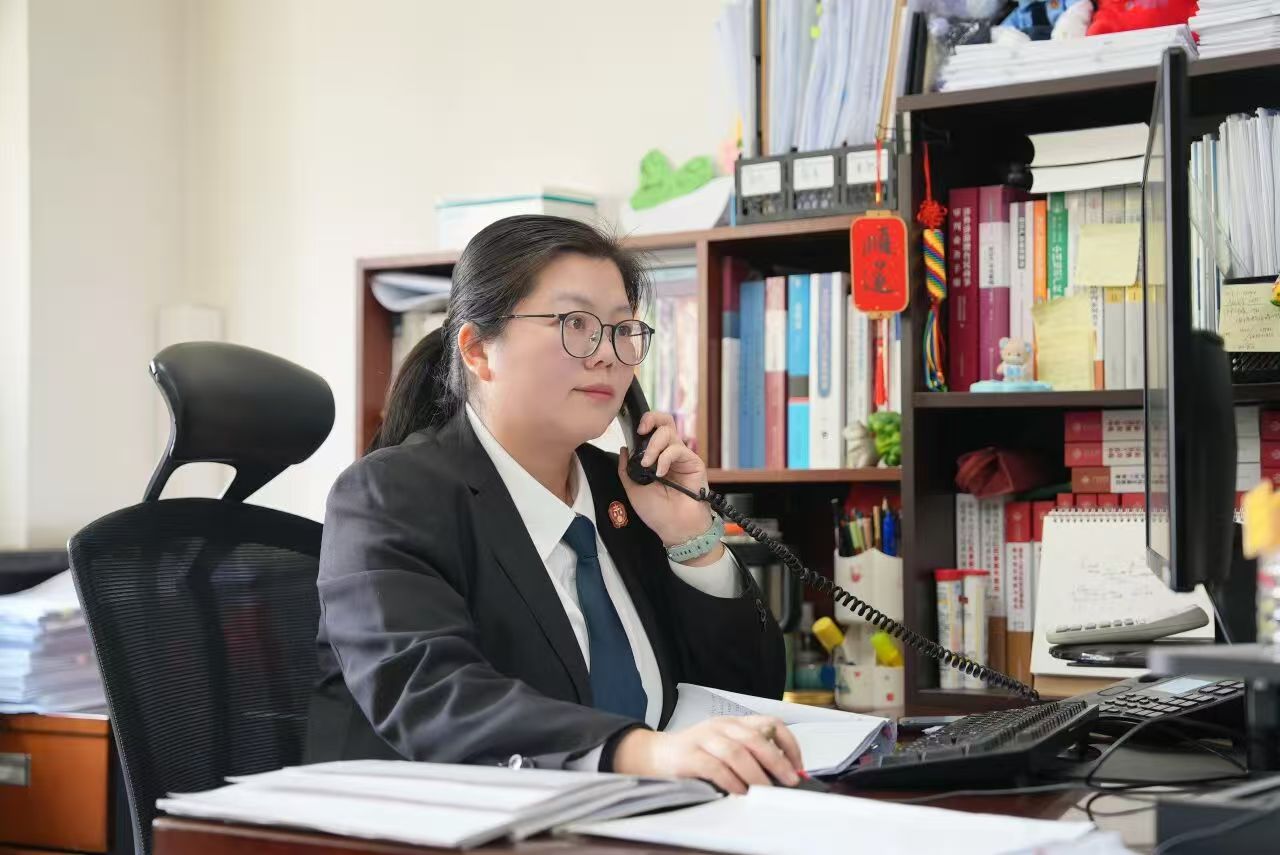 腊八那天，他带来一兜“普法”蜜薯
